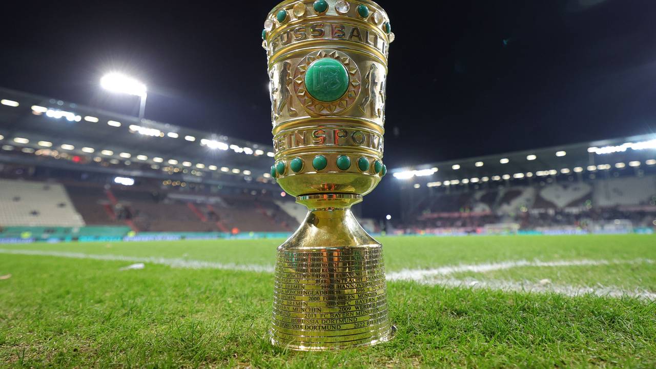 Der DFB-Pokal steht am Millerntor auf dem Rasen.