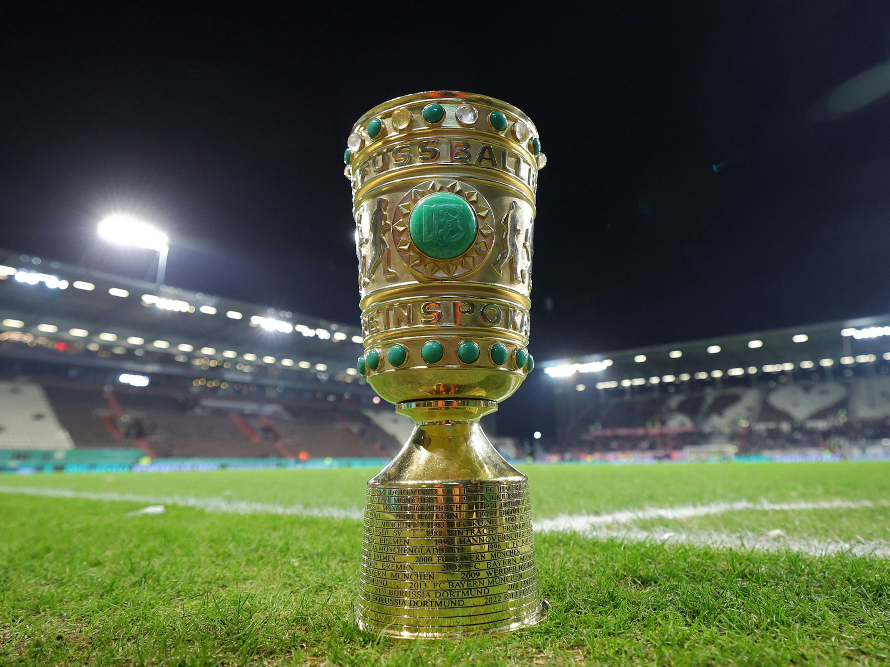 Der DFB-Pokal steht am Millerntor auf dem Rasen.