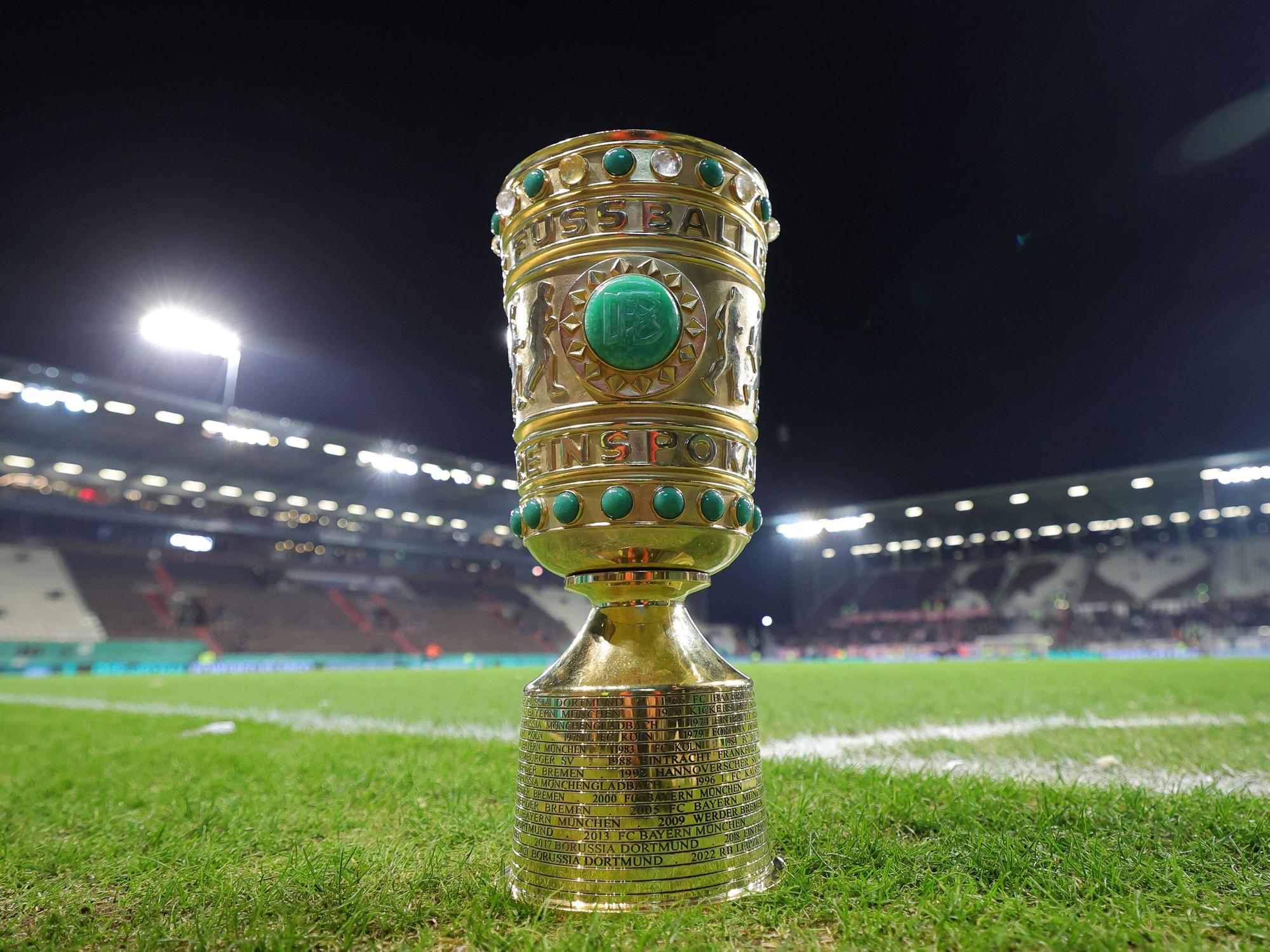 Der DFB-Pokal steht am Millerntor auf dem Rasen.