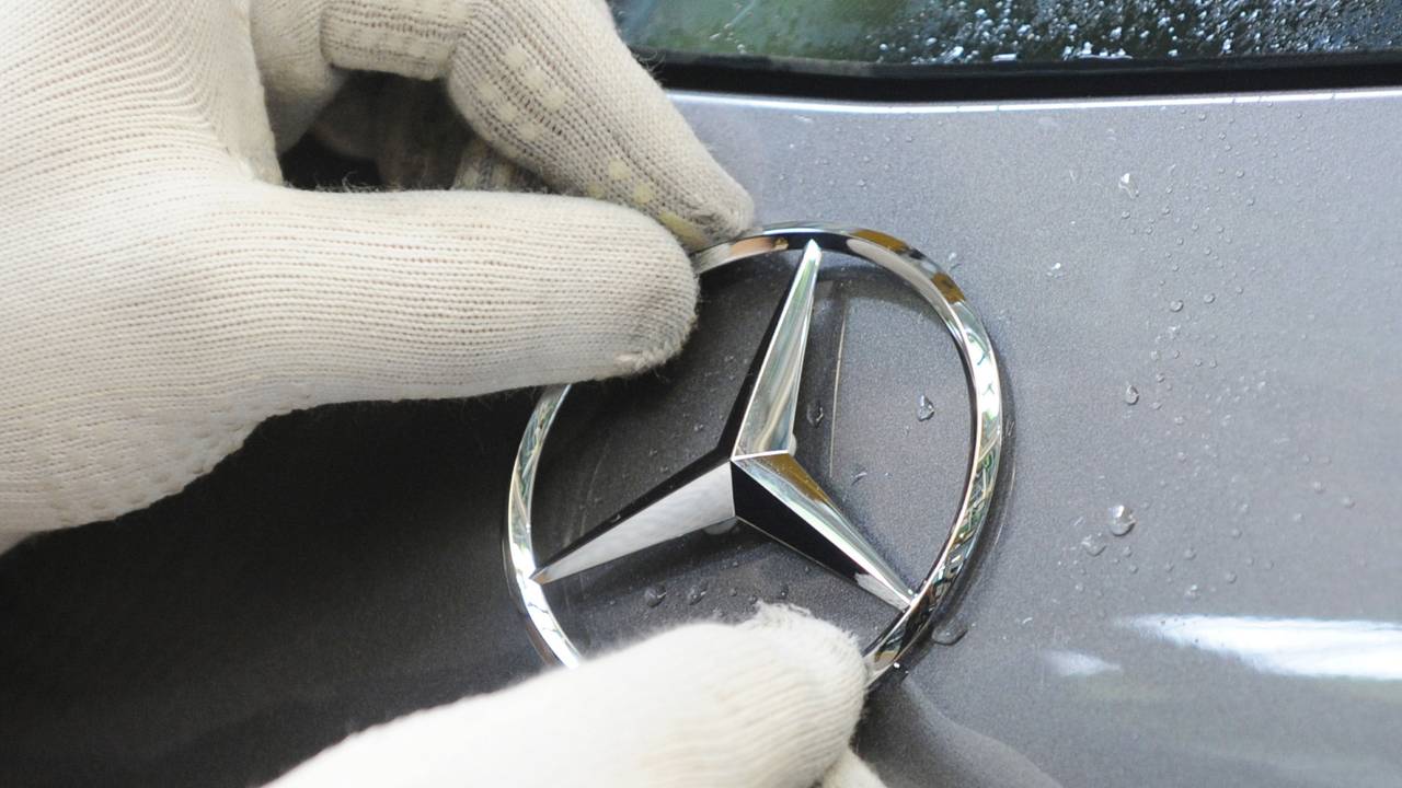 Im Werk Rastatt (Baden-Württemberg) der Daimler AG wird am 16. Juli 2012 zum Produktionsstart der neuen Mercedes-Benz A-Klasse ein Wagen am Band montiert.