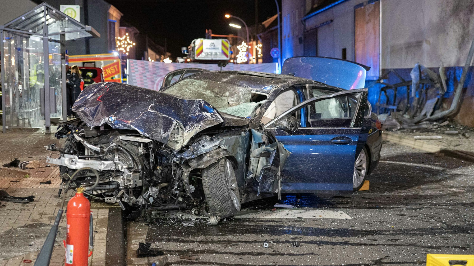 Ein Auto steht nach einem Unfall vor einer Bushaltestelle.