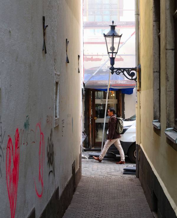 Ein Blick durch die Tipsgasse in Köln.