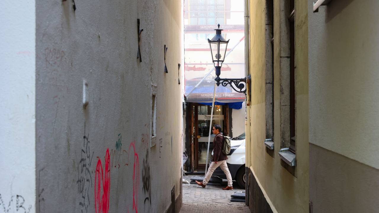 Ein Blick durch die Tipsgasse in Köln.