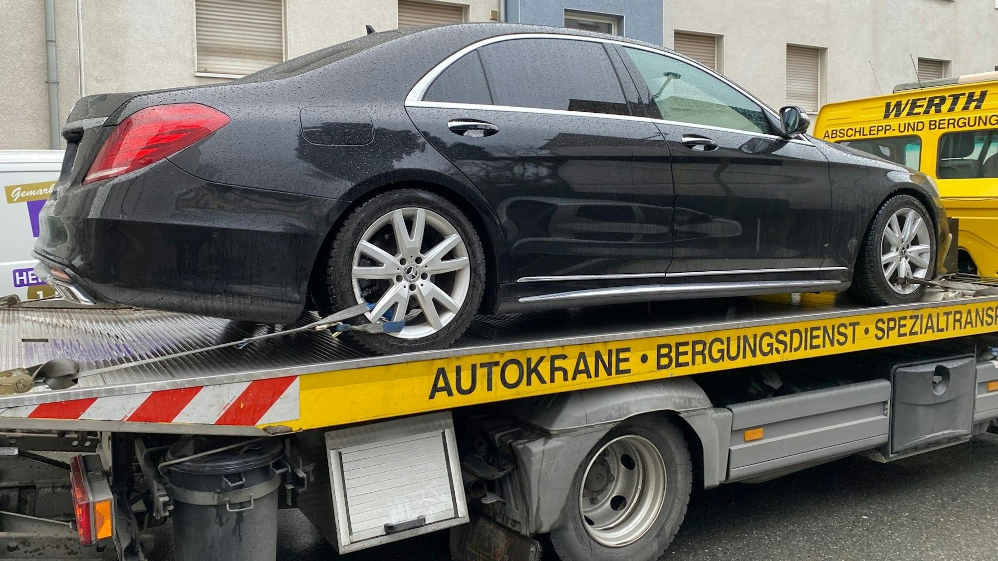 Eine Limousine ist auf einen Abschleppwagen gezogen worden.