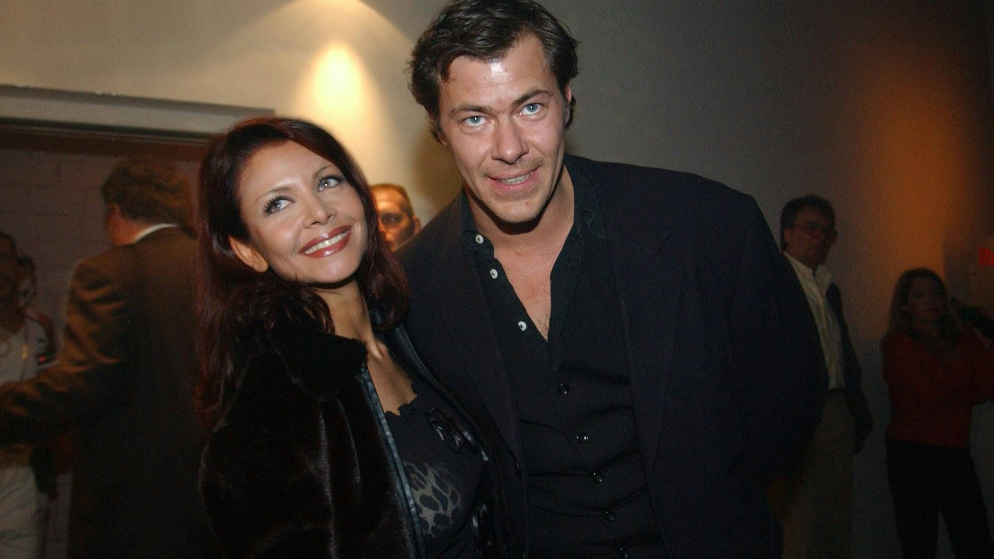 Kader Loth erscheint zusammen mit ihrem damaligen Freund Sven Martinek zur Premiere des Films „Resident Evil“.