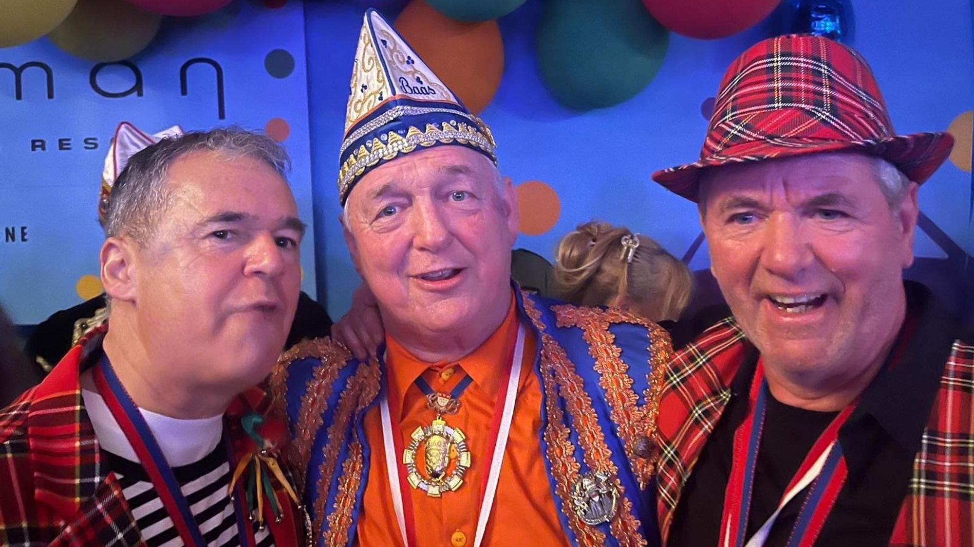 Friedhelm Funkel feiert mit Andreas Rettig Karneval.
