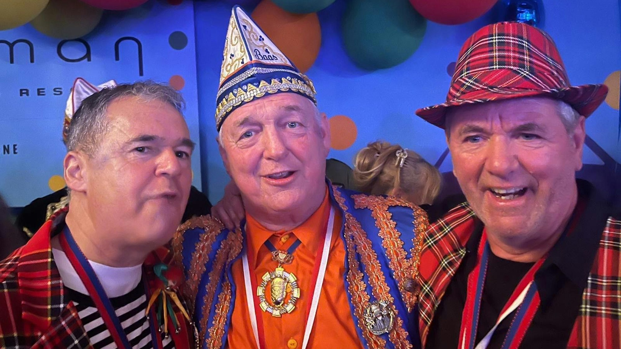 Friedhelm Funkel feiert mit Andreas Rettig Karneval.