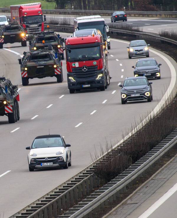 Fahrzeuge der Bundeswehr rollen im dichten Verkehr über die brandenburgische Autobahn A2: Ein großer Militärverband der britischen Streitkräfte fährt mit mehreren hundert Fahrzeugen über NRW bis zur polnischen Grenze.