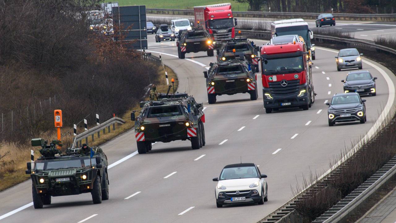 Fahrzeuge der Bundeswehr rollen im dichten Verkehr über die brandenburgische Autobahn A2: Ein großer Militärverband der britischen Streitkräfte fährt mit mehreren hundert Fahrzeugen über NRW bis zur polnischen Grenze.