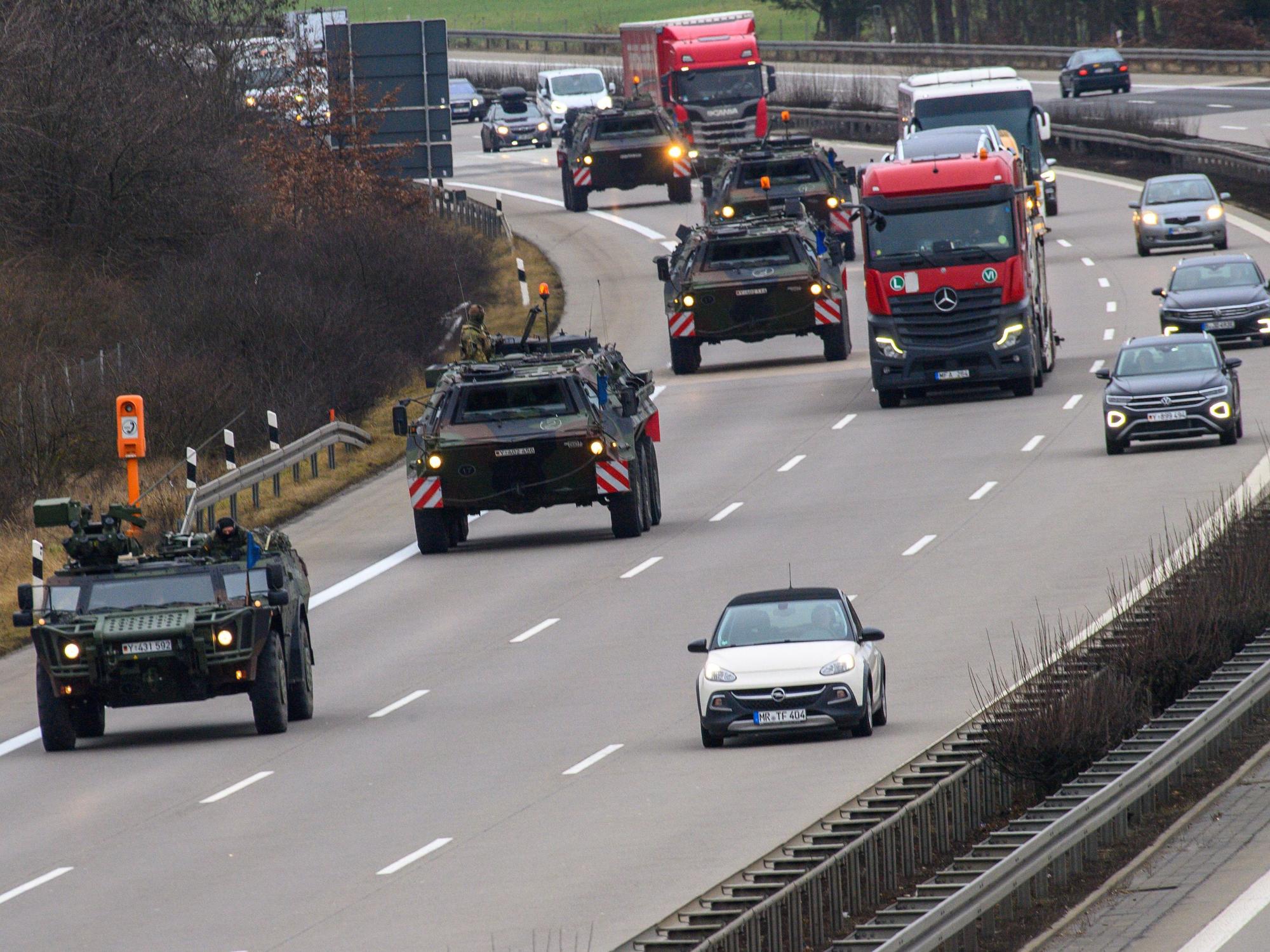 Fahrzeuge der Bundeswehr rollen im dichten Verkehr über die brandenburgische Autobahn A2: Ein großer Militärverband der britischen Streitkräfte fährt mit mehreren hundert Fahrzeugen über NRW bis zur polnischen Grenze.
