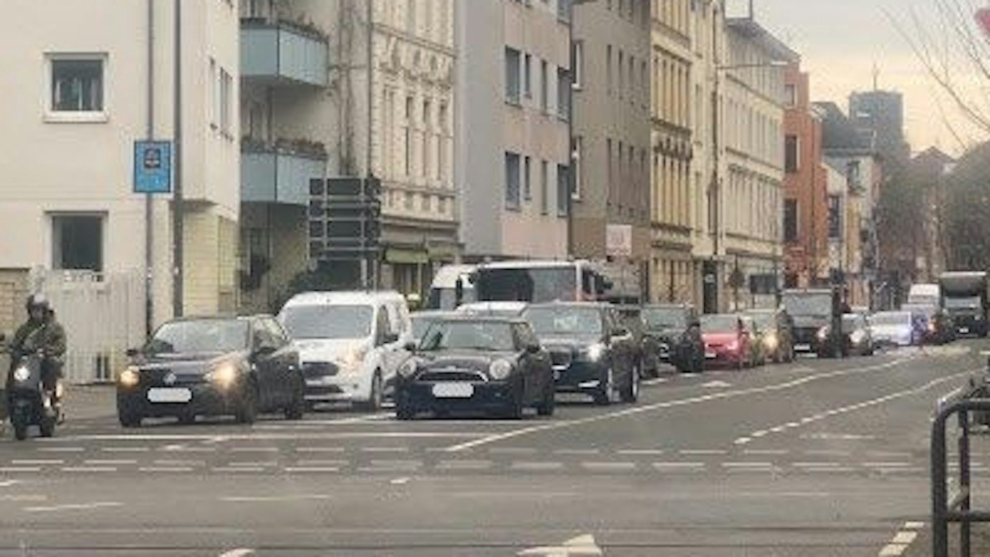 Viel Verkehr auf der Vogelsanger Straße in Köln.