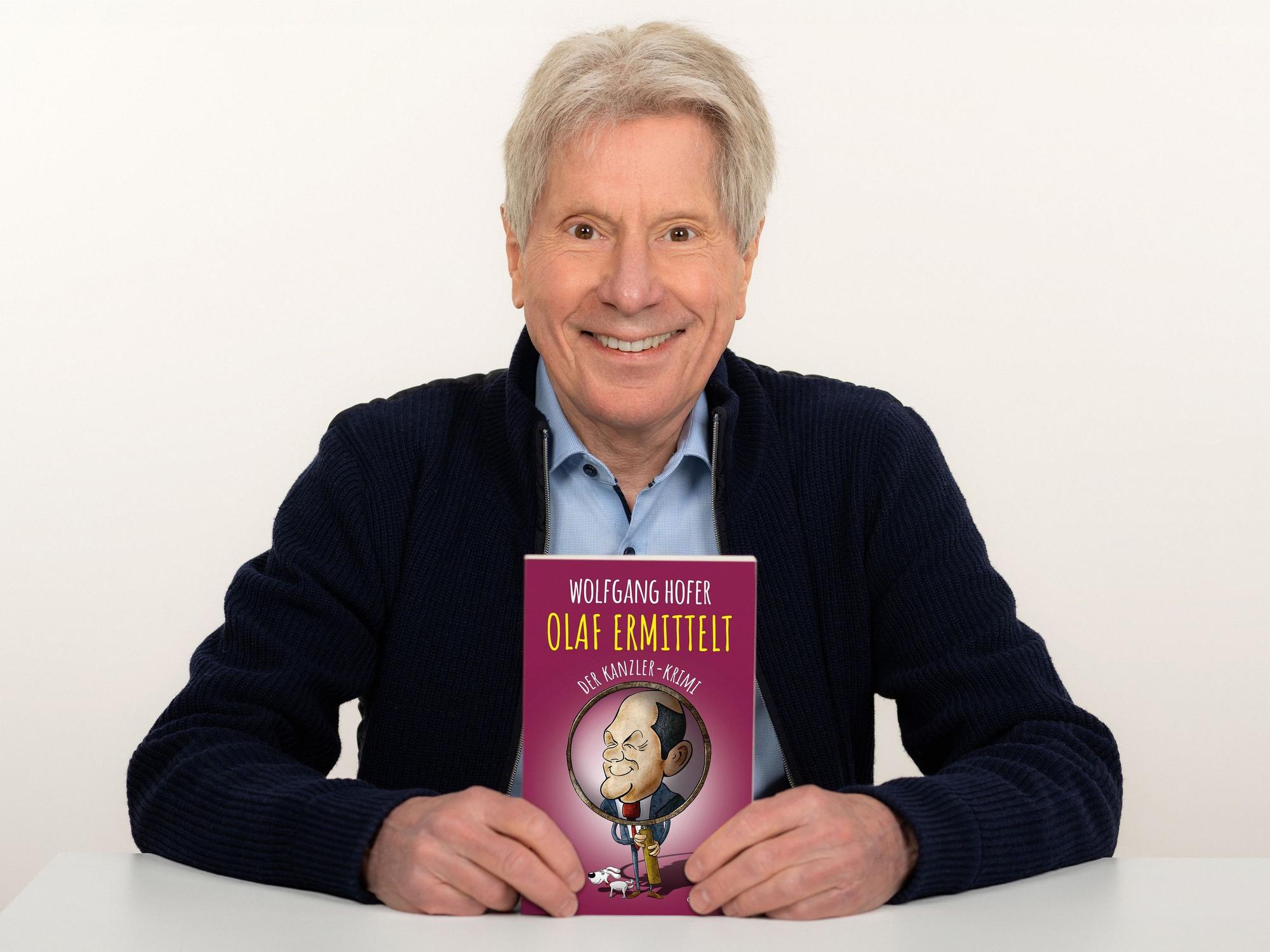 Wolfgang Hofer mit seinem Buch.
