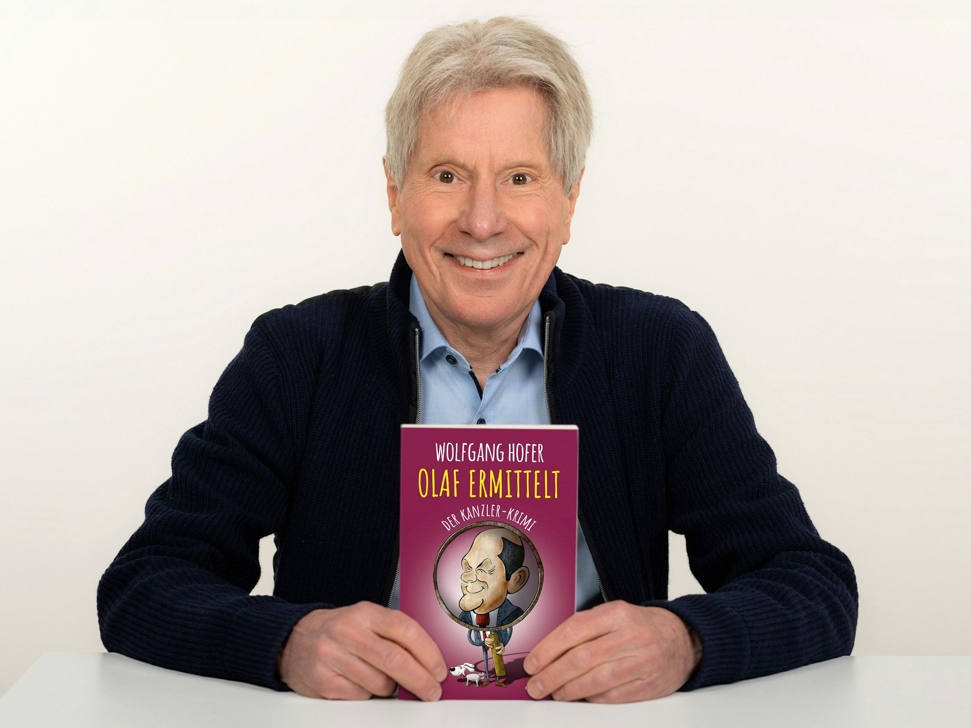 Wolfgang Hofer mit seinem Buch.