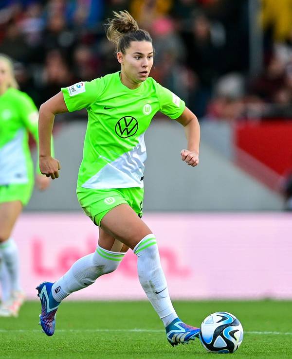 Lena Oberdorf mit dem Ball am Fuß.