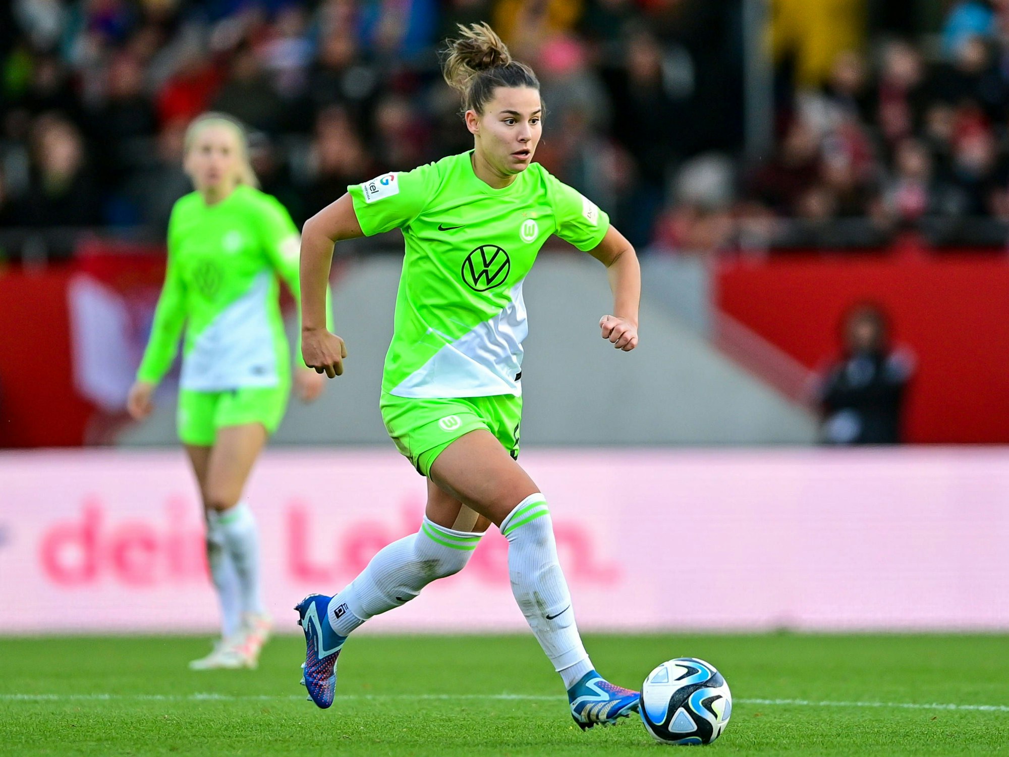 Lena Oberdorf mit dem Ball am Fuß.