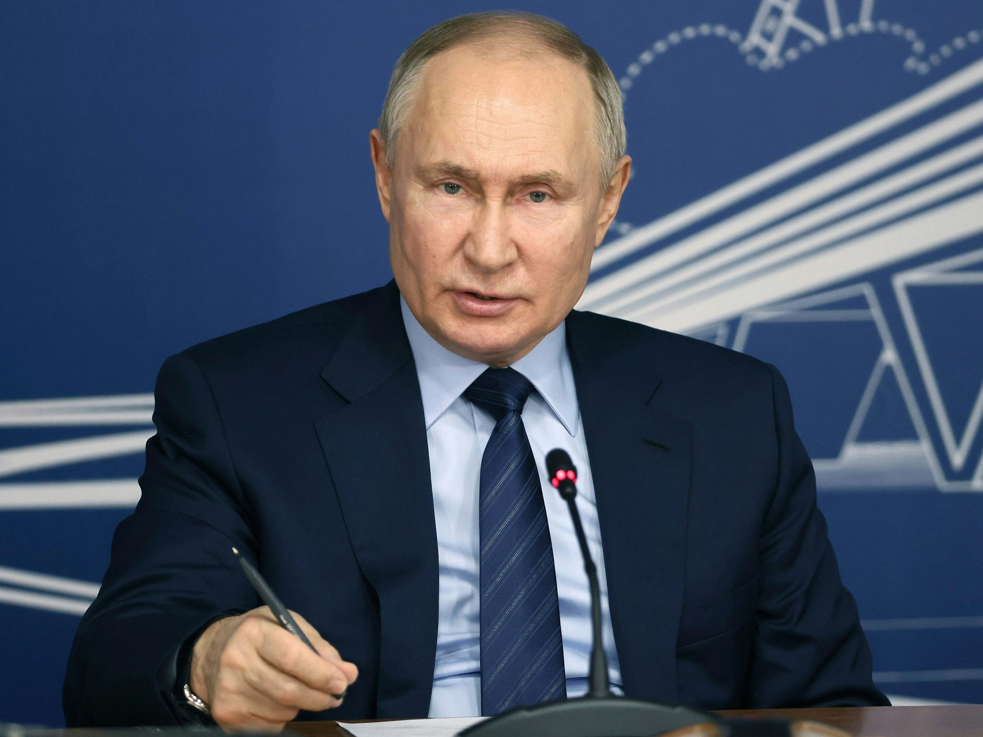 Wladimir Putin bei einem Treffen in der Stadt Werchnjaja Pyschma Mitte Februar: Ein FDP-Politiker ist ins Visier des Kremlchefs geraten.