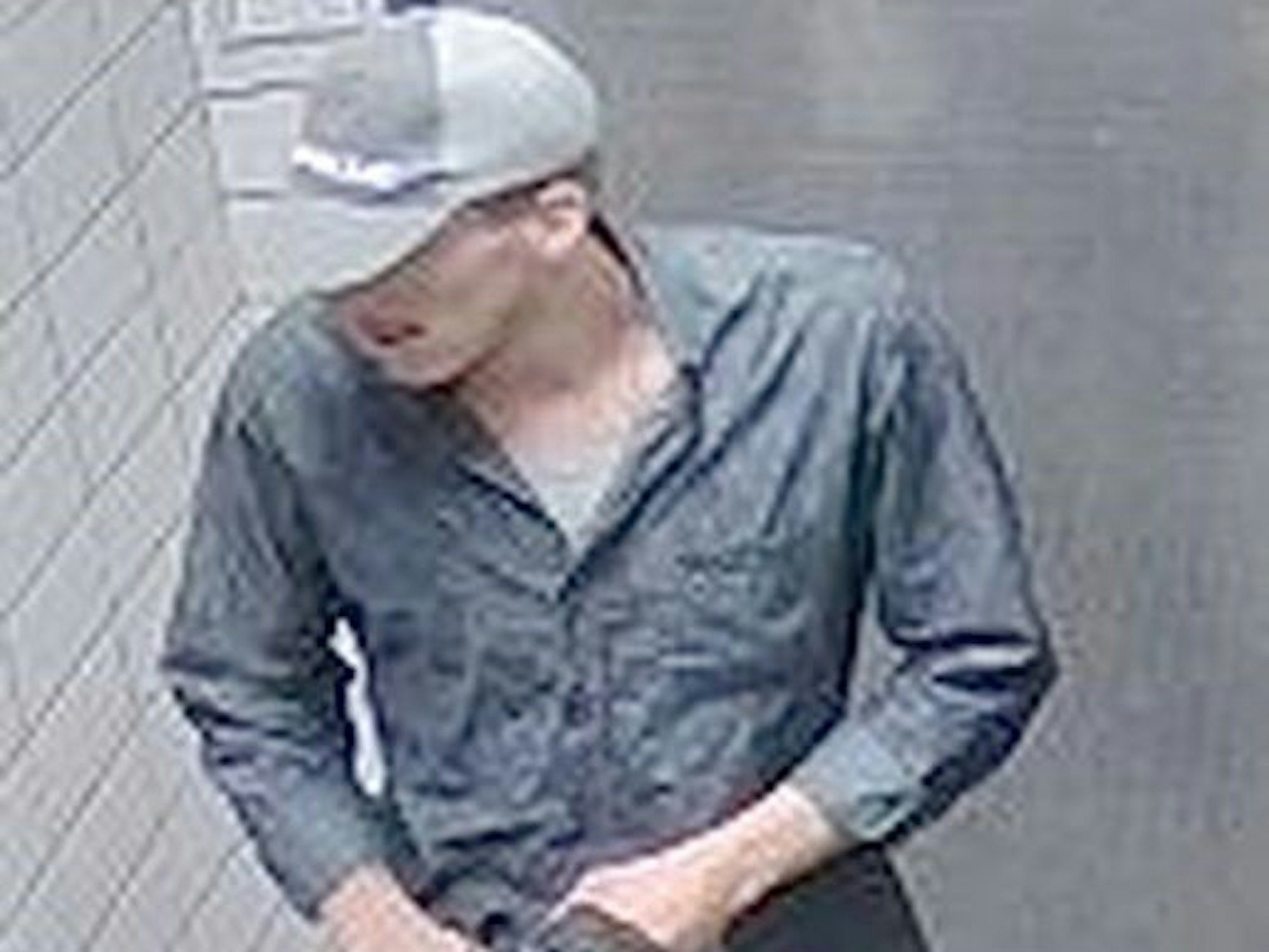 Das Fahndungsfoto zeigt einen Mann mit Baseballcap