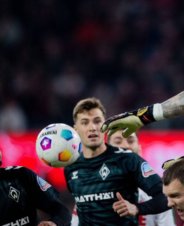 Bundesliga, 1. FC Köln gegen Werder Bremen: Bremens Torwart Michael Zetterer springt in Luca Kilian rein.