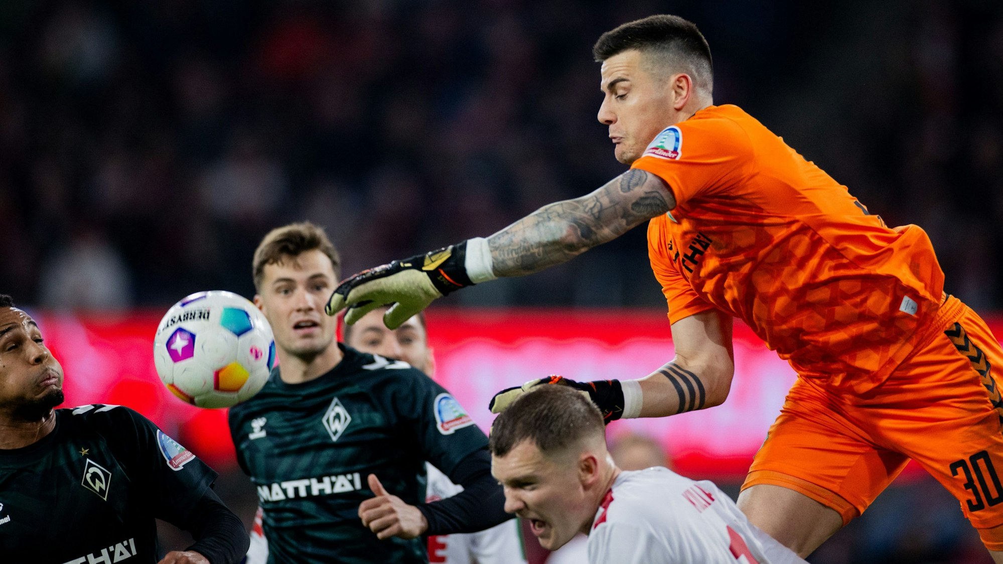 Bundesliga, 1. FC Köln gegen Werder Bremen: Bremens Torwart Michael Zetterer springt in Luca Kilian rein.