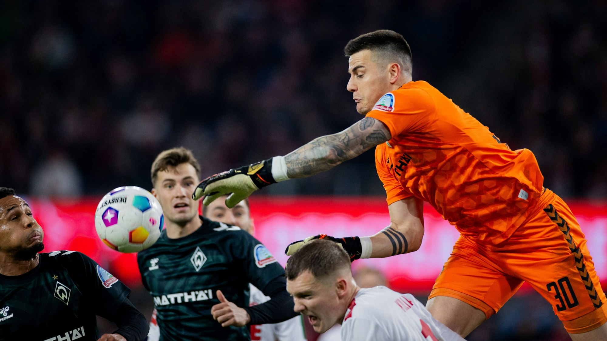 1. FC Köln gegen Werder Bremen: Bremens Torwart Michael Zetterer gegen Kölns Luca Kilian