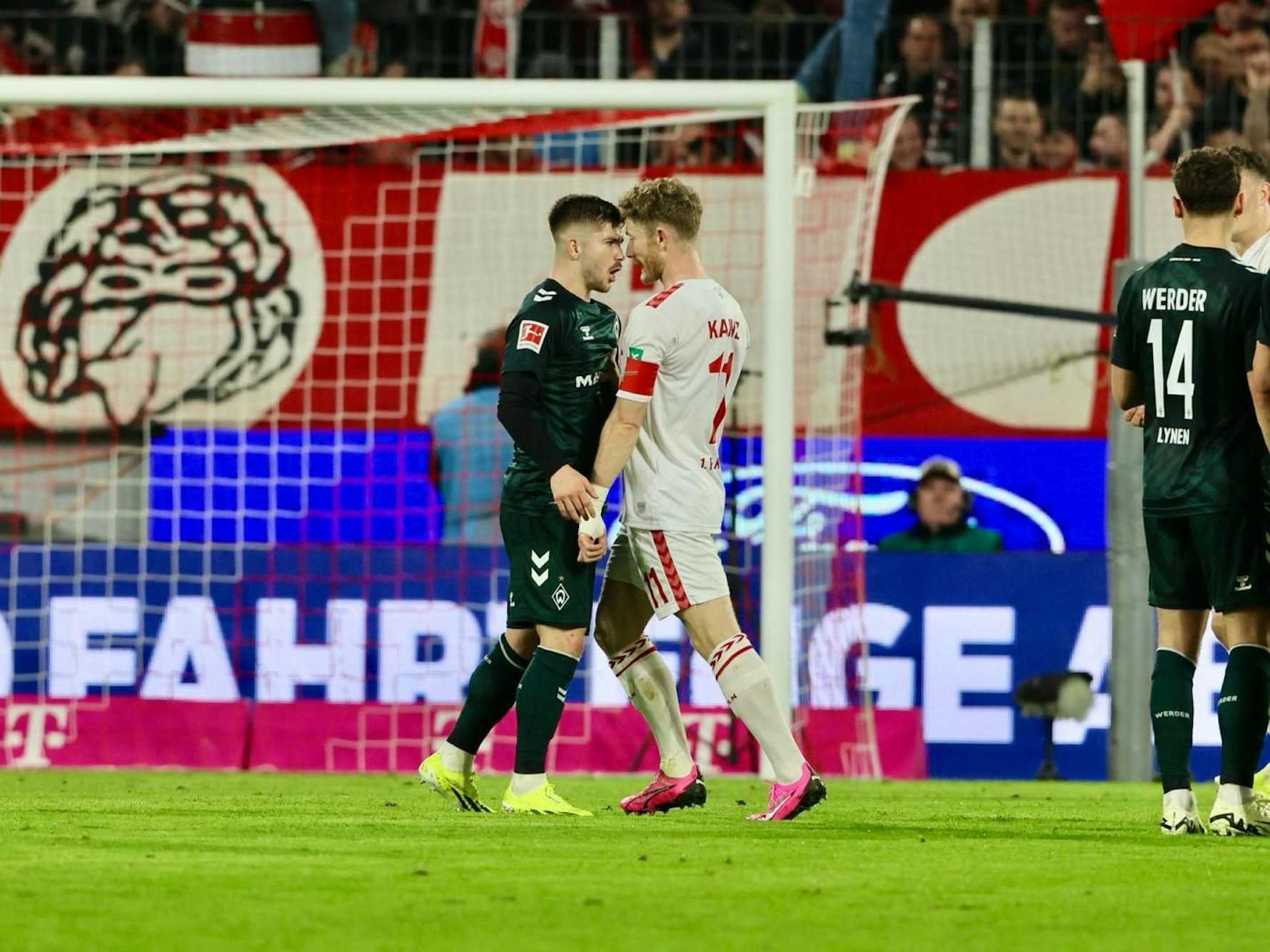 Kölns Florian Kainz und Bremens Romano Schmid stehen sich beim Spiel am Freitag (16. Februar 2024) Stirn an Stirn gegenüber.