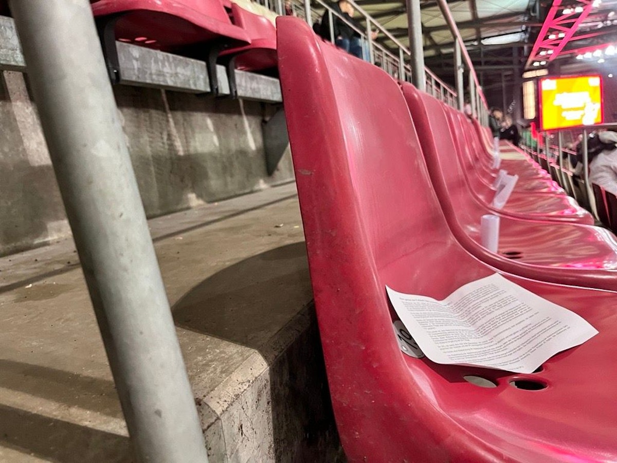 Vor dem Spiel des 1. FC Köln gegen Werder Bremen am Freitag (16. Februar 2024) lagen auf den Sitzen im Rhein-Energie-Stadion mit Info-Blättern der aktiven Fan-Szene.