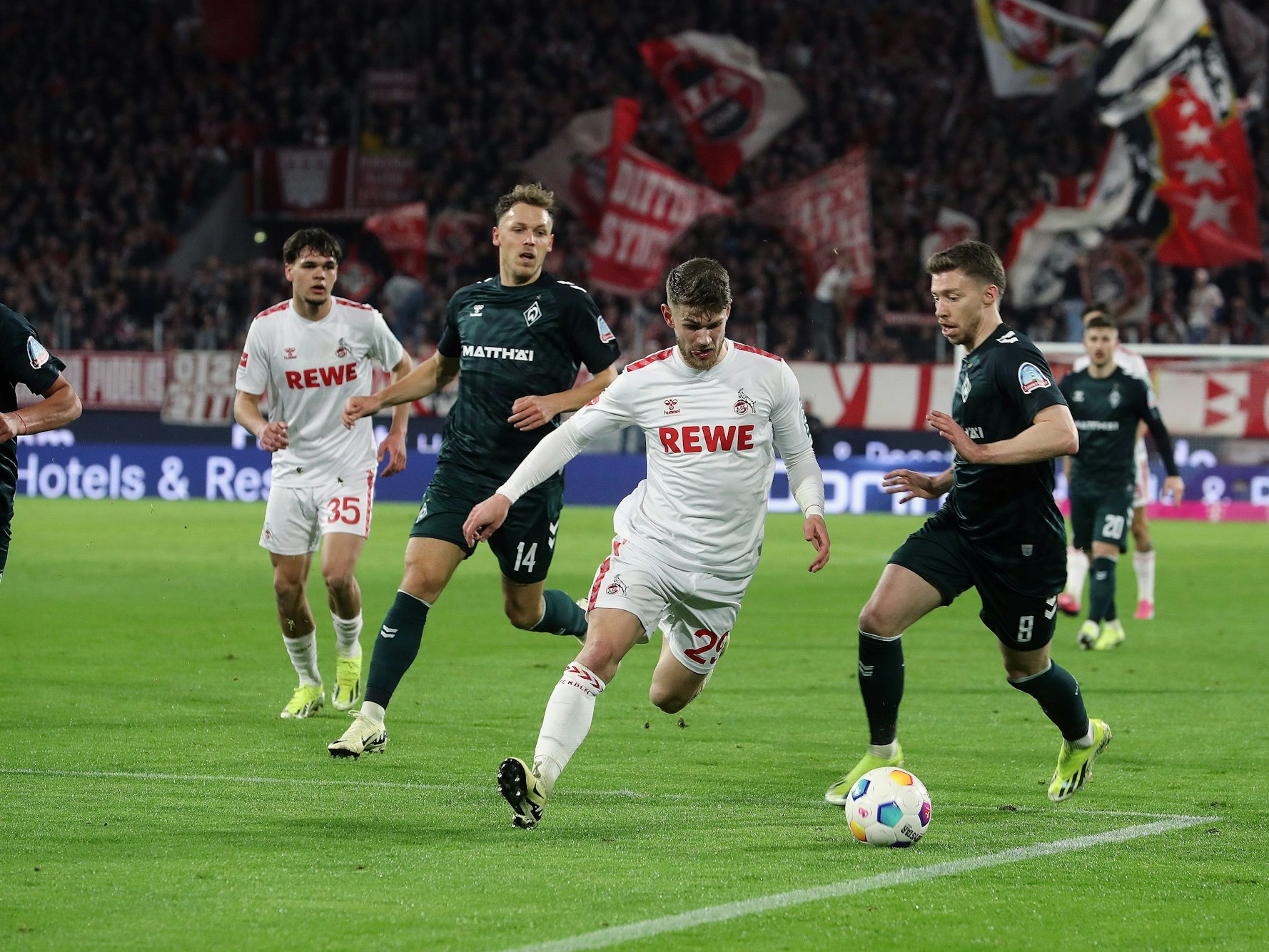 1. FC Köln gegen Werder Bremen: Jan Thielmann (Köln) und Mitchel Weiser (Bremen) im Zweikampf.