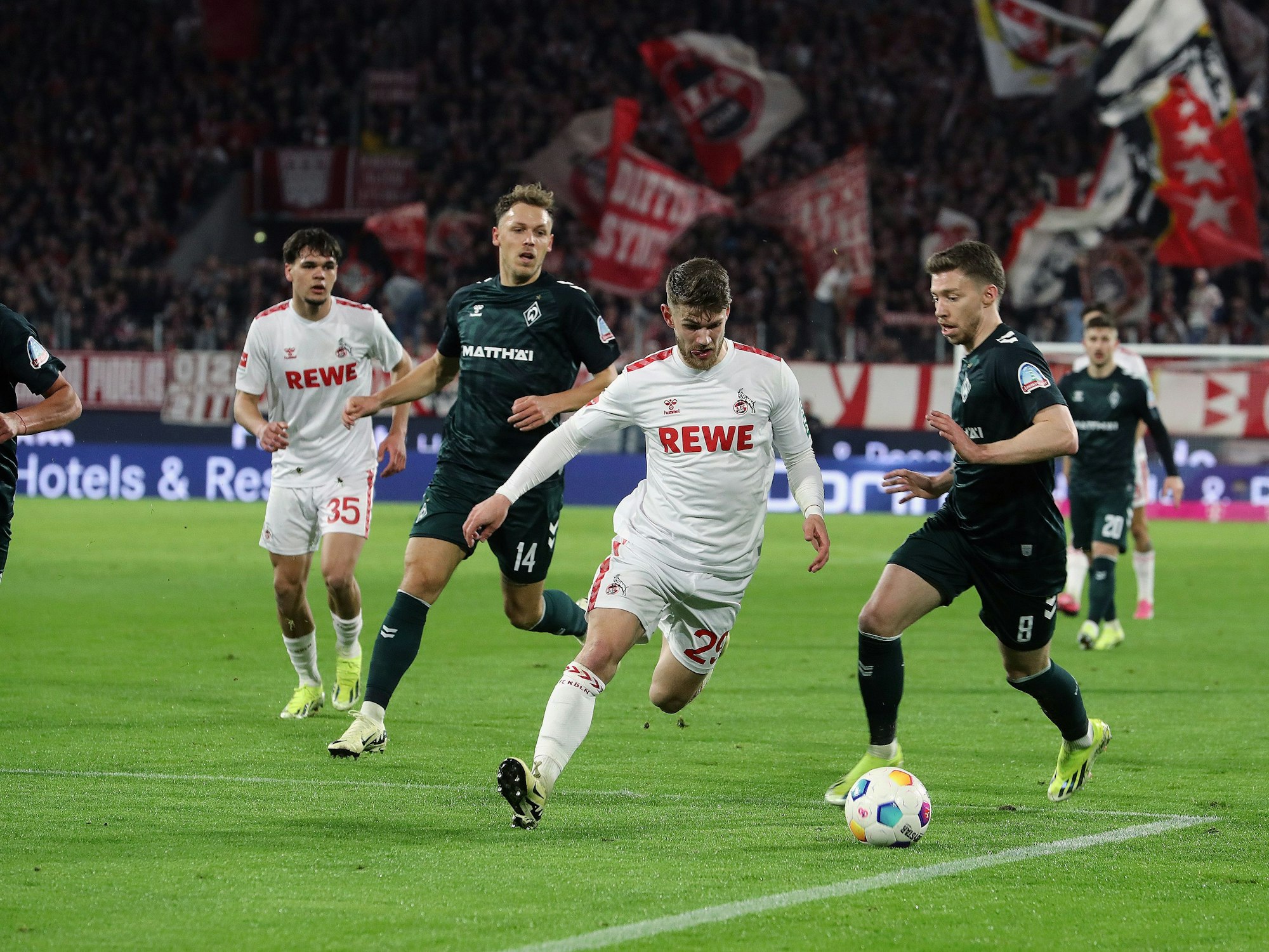 1. FC Köln gegen Werder Bremen: Jan Thielmann (Köln) und Mitchel Weiser (Bremen) im Zweikampf.