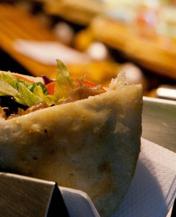 Ein Döner Kebap liegt in einer Imbissbude (Symbolfoto).