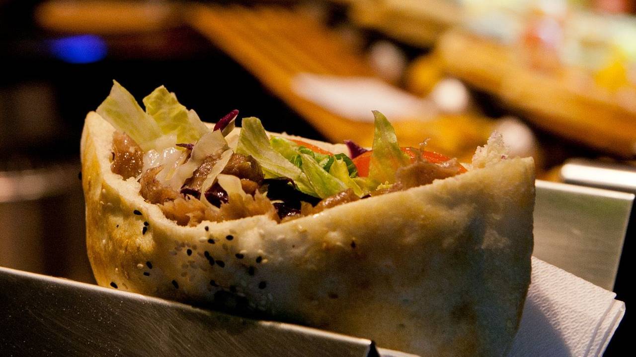 Ein Döner Kebap liegt in einer Imbissbude (Symbolfoto).