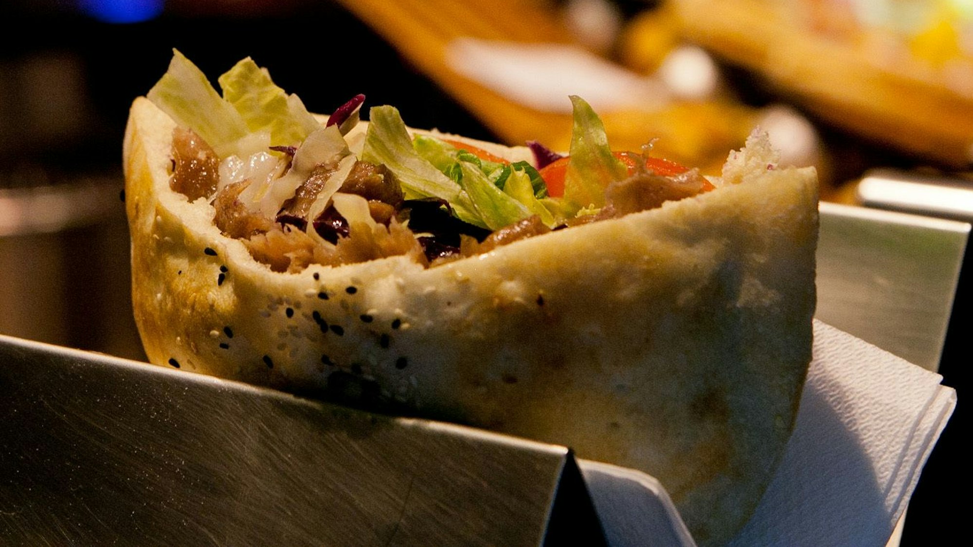 Ein Döner liegt in einer Imbissbude.