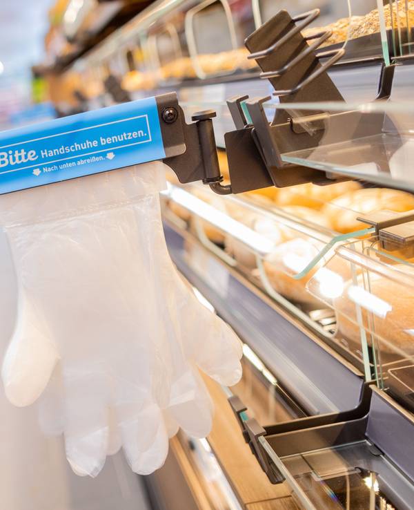 Einweghandschuhe im Verkaufsbereich der Backwaren einer Aldi-Filiale: Der Preis von einigen Broten sorgt für Diskussionen im Netz.