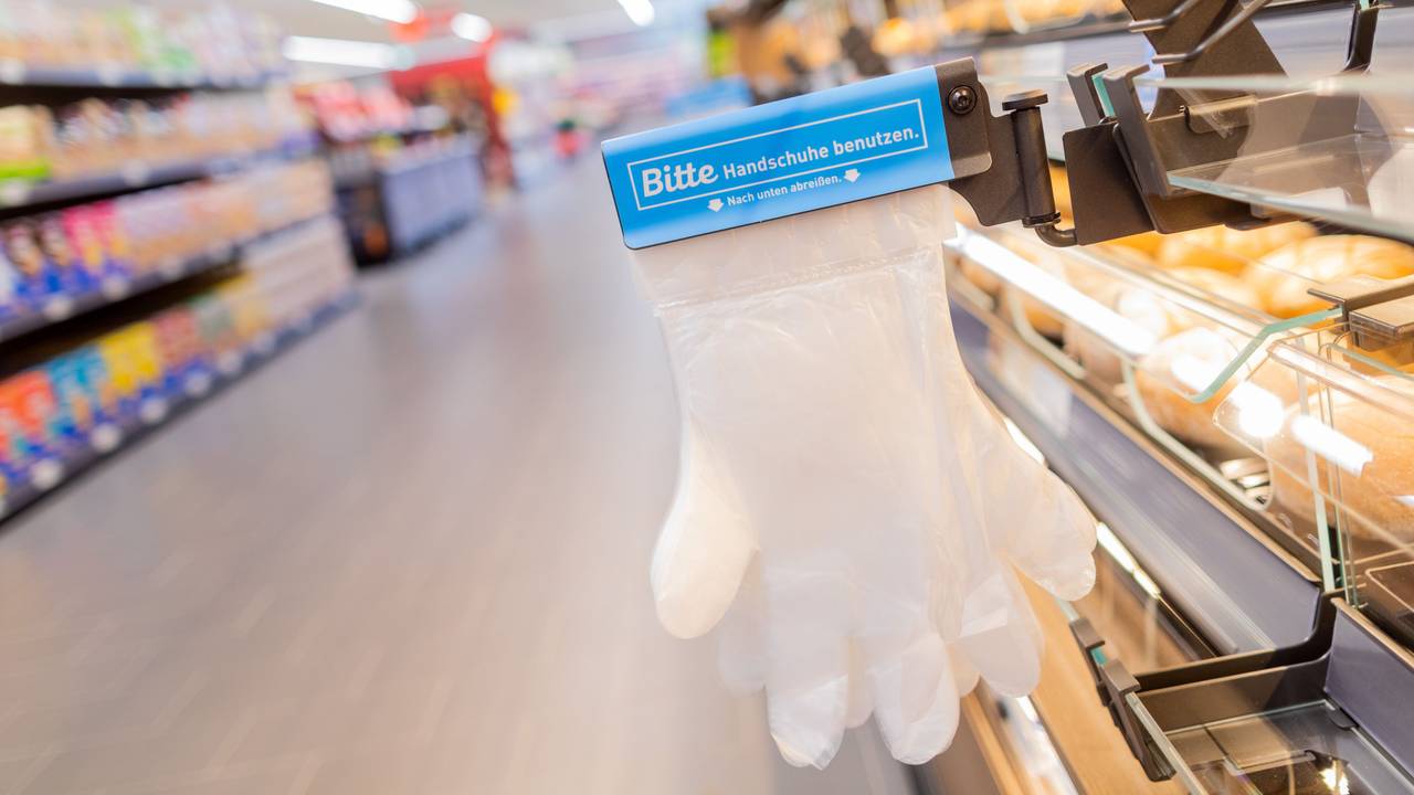 Einweghandschuhe im Verkaufsbereich der Backwaren einer Aldi-Filiale: Der Preis von einigen Broten sorgt für Diskussionen im Netz.