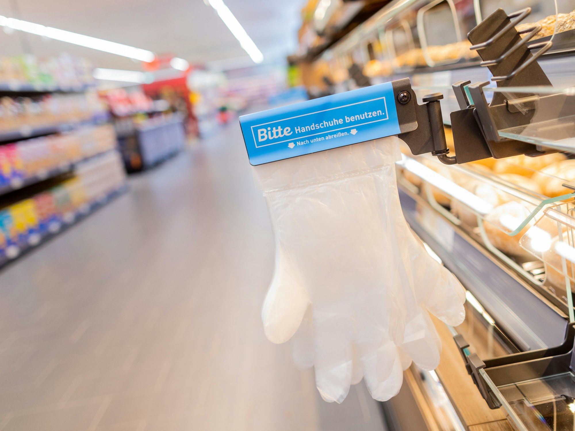 Einweghandschuhe im Verkaufsbereich der Backwaren einer Aldi-Filiale: Der Preis von einigen Broten sorgt für Diskussionen im Netz.