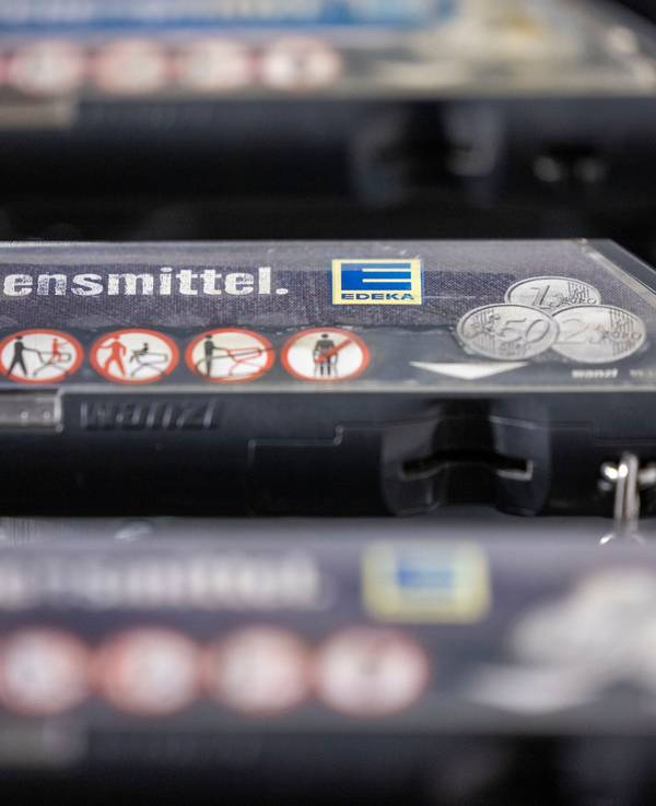 16.02.2024, Nrw, Köln: Einkaufswagen mit dem Schriftzug: ·Wir lieben Lebensmittel· stehen vor einer Filiale von Edeka. (zu dpa: «Firma ruft Bio-Falafel zurück») Foto: Thomas Banneyer/dpa +++ dpa-Bildfunk +++