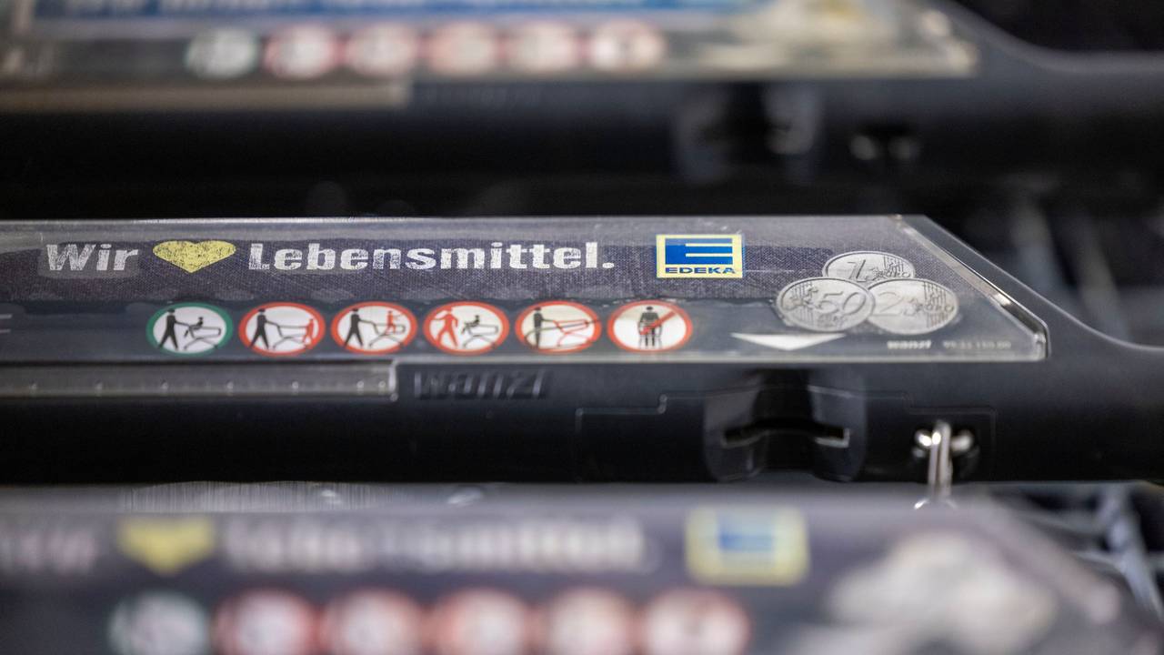 16.02.2024, Nrw, Köln: Einkaufswagen mit dem Schriftzug: ·Wir lieben Lebensmittel· stehen vor einer Filiale von Edeka. (zu dpa: «Firma ruft Bio-Falafel zurück») Foto: Thomas Banneyer/dpa +++ dpa-Bildfunk +++