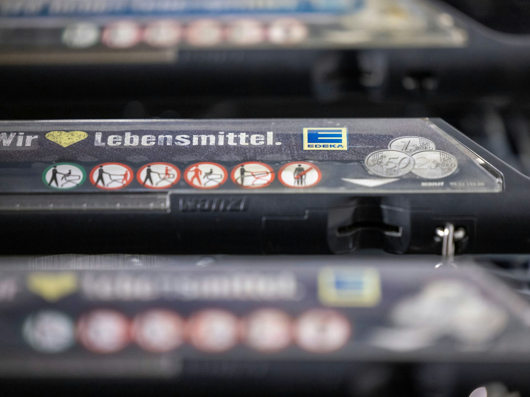 16.02.2024, Nrw, Köln: Einkaufswagen mit dem Schriftzug: ·Wir lieben Lebensmittel· stehen vor einer Filiale von Edeka. (zu dpa: «Firma ruft Bio-Falafel zurück») Foto: Thomas Banneyer/dpa +++ dpa-Bildfunk +++