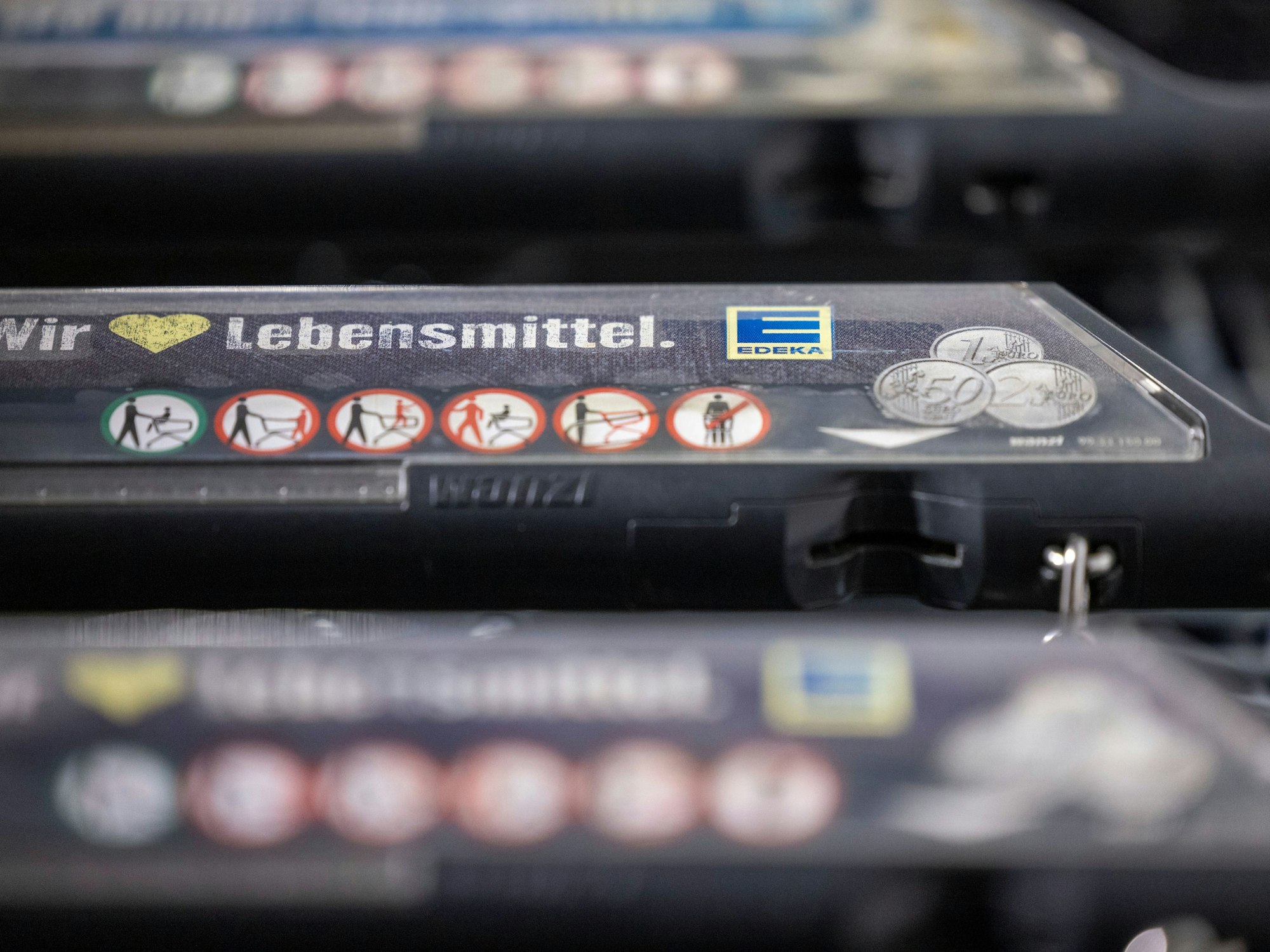 16.02.2024, Nrw, Köln: Einkaufswagen mit dem Schriftzug: ·Wir lieben Lebensmittel· stehen vor einer Filiale von Edeka. (zu dpa: «Firma ruft Bio-Falafel zurück») Foto: Thomas Banneyer/dpa +++ dpa-Bildfunk +++