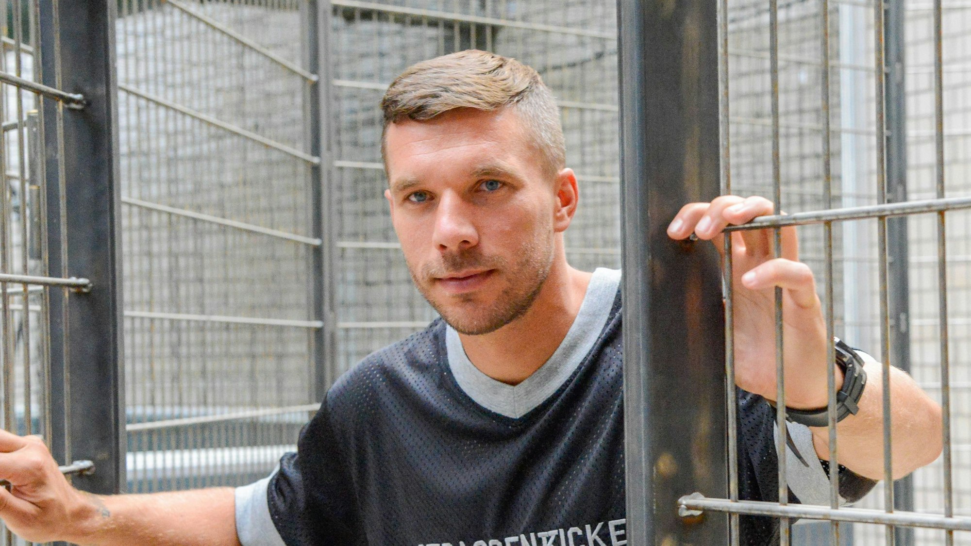 Lukas Podolski bei der Eröffnung seiner „Strassenkicker Base“ im Carlswerk in Köln.