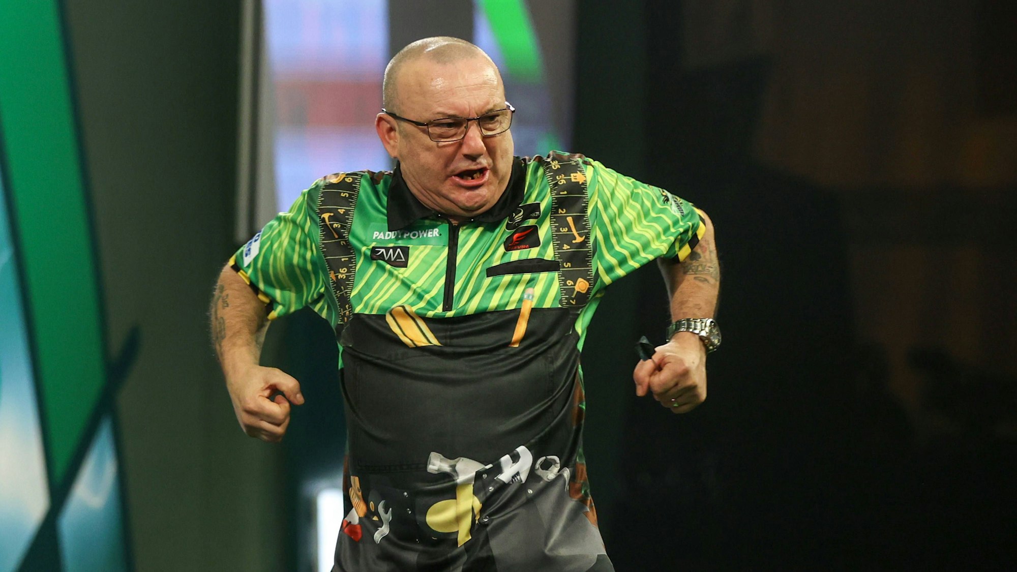 Darren Webster ballt jubelnd beide Fäuste.