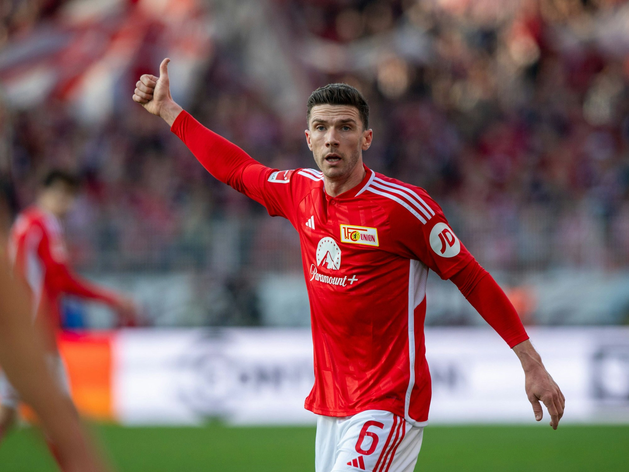 Robin Gosens zeigt den Daumen nach oben.