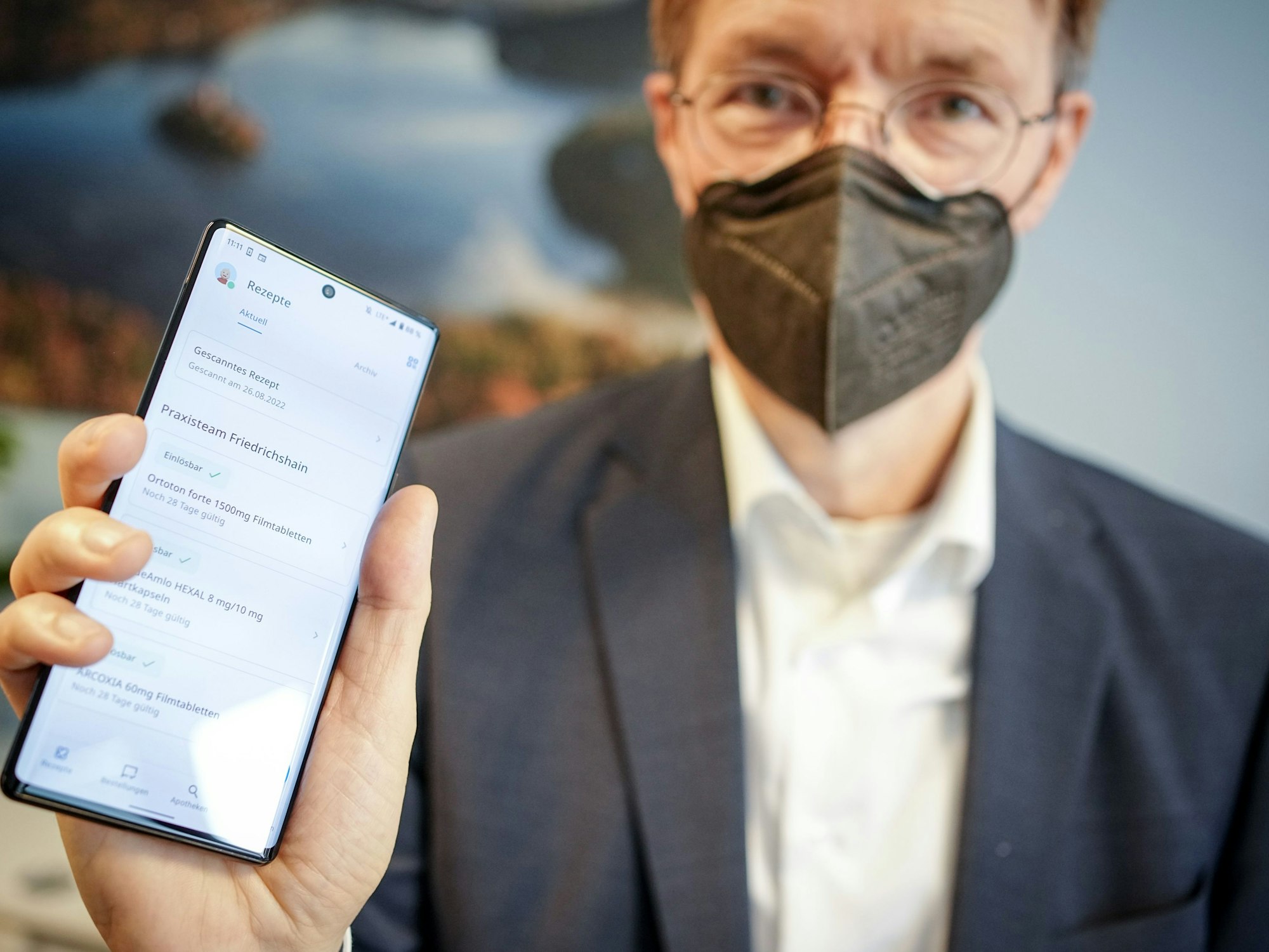 Karl Lauterbach zeigt das E-Rezept.