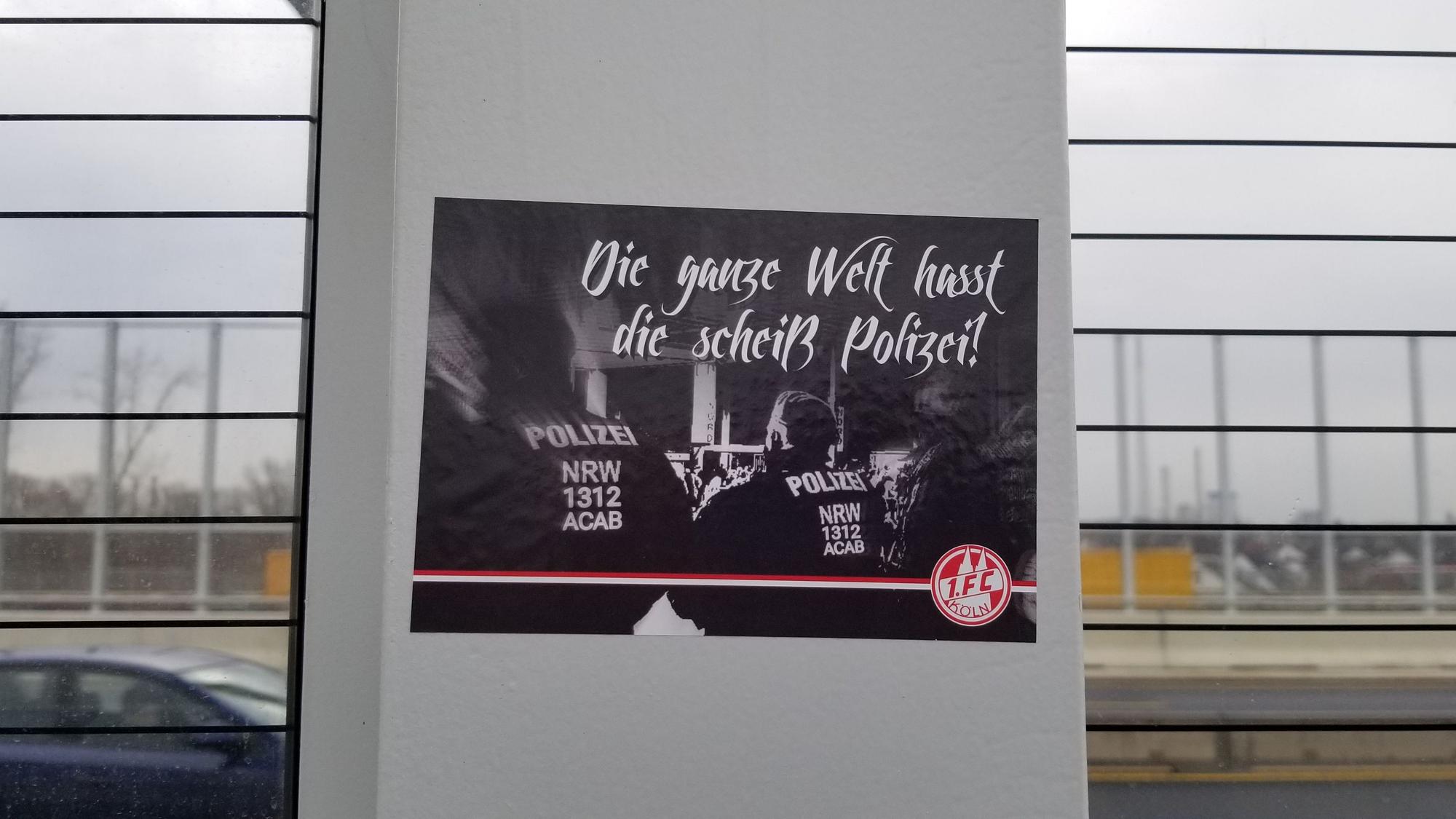 Ein Aufkleber an der Leverkusener Brücke