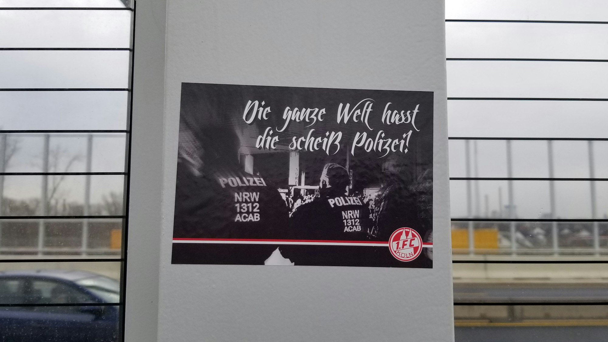 Ein Aufkleber an der Leverkusener Brücke