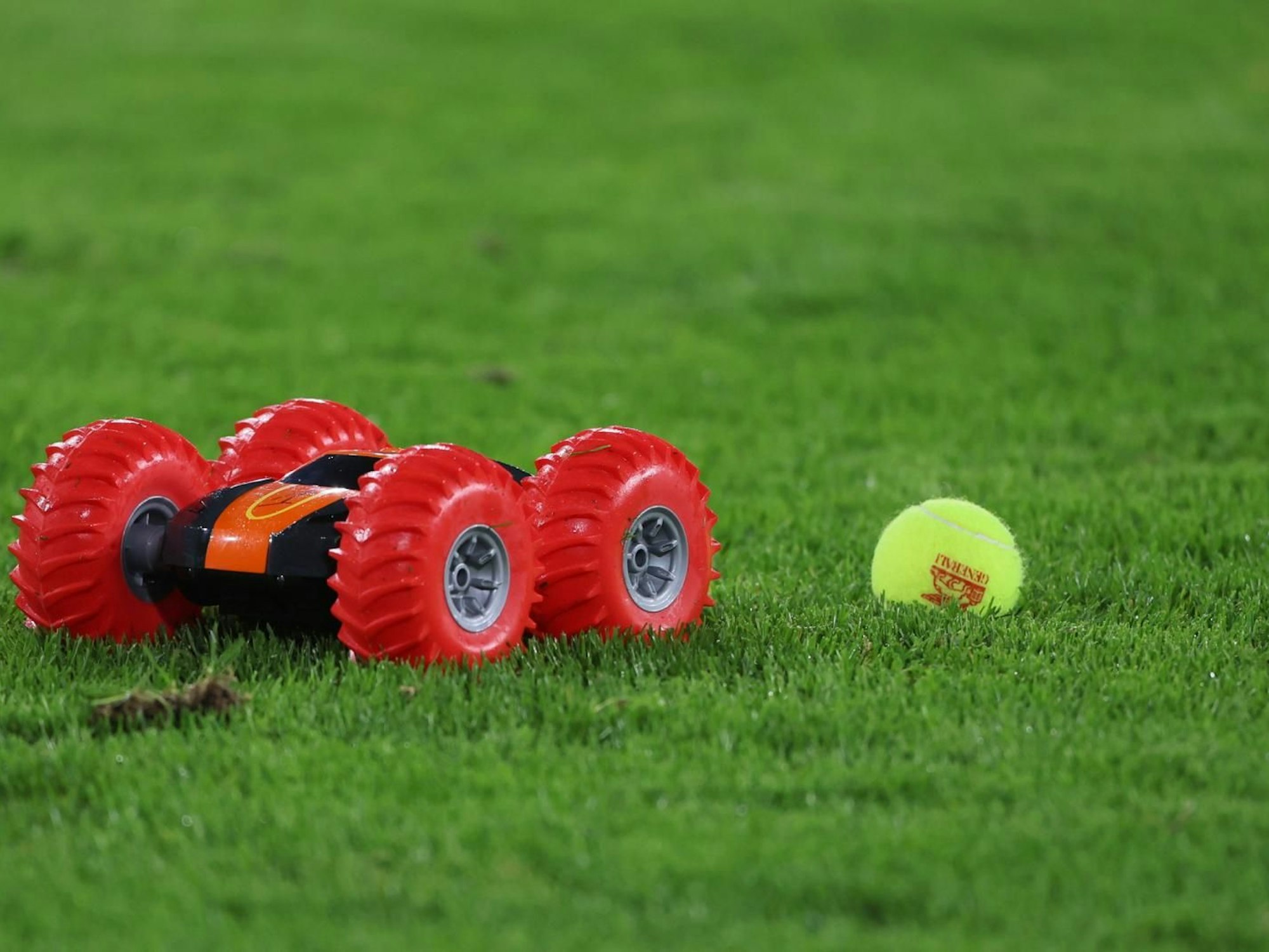 Ferngesteuerte Autos auf dem Platz beim Spiel zwischen Köln und Bremen.