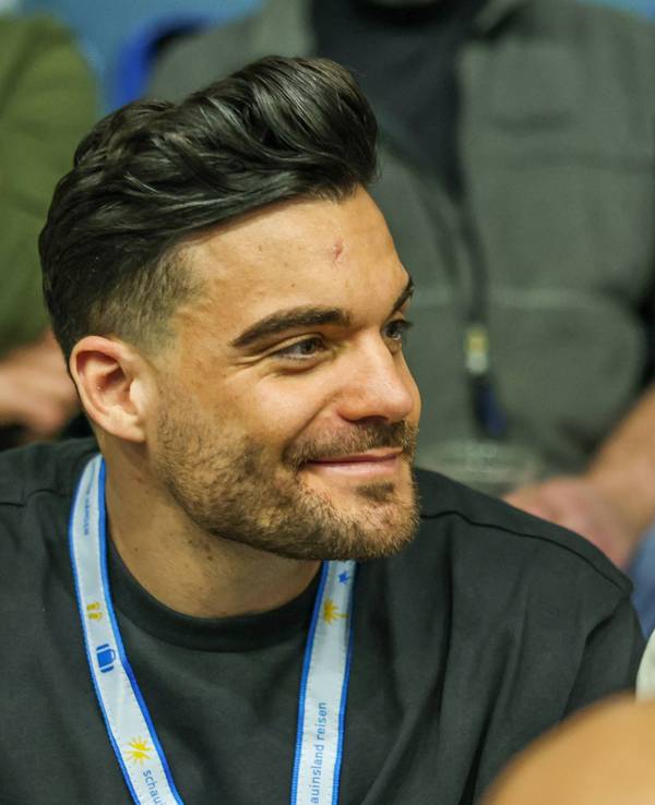 Influencer Stefano Zarrella schaut bei einem Hallenfußball-Turnier in der Gummersbacher Schwalbe Arena zu
