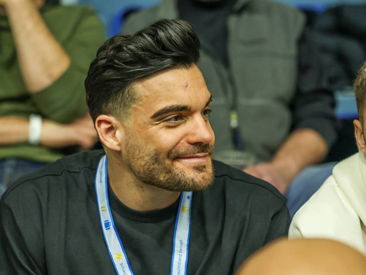 Influencer Stefano Zarrella schaut bei einem Hallenfußball-Turnier in der Gummersbacher Schwalbe Arena zu