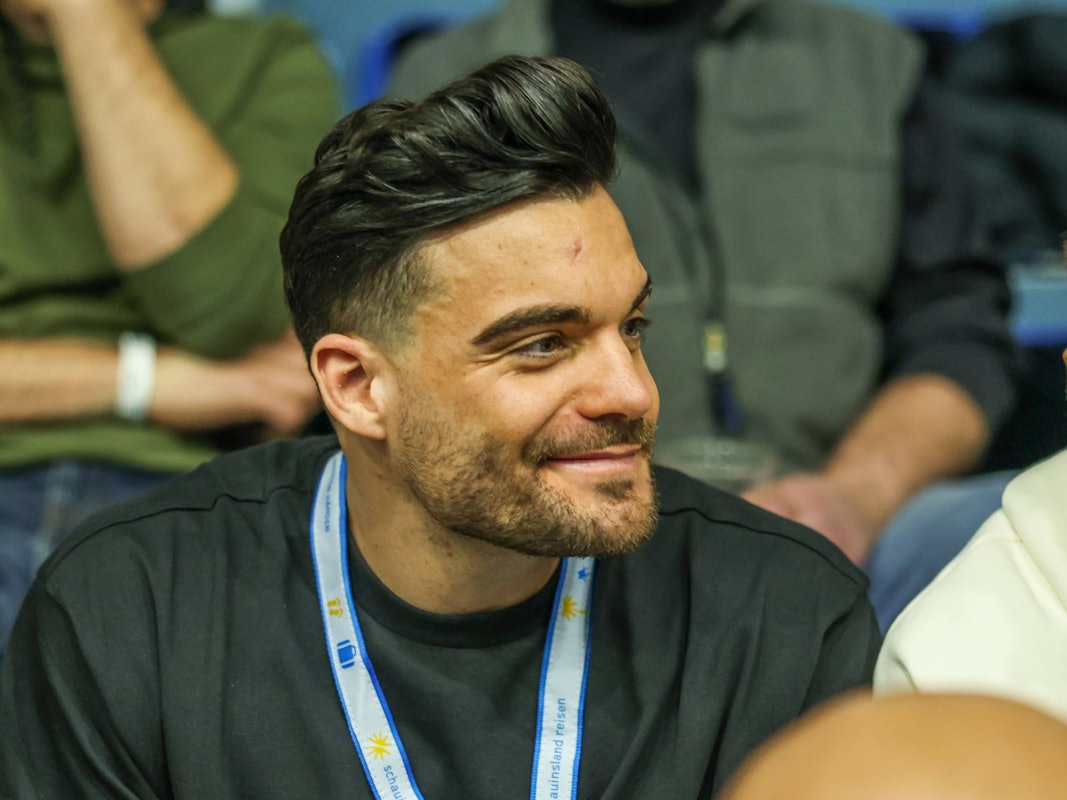 Influencer Stefano Zarrella schaut bei einem Hallenfußball-Turnier in der Gummersbacher Schwalbe Arena zu