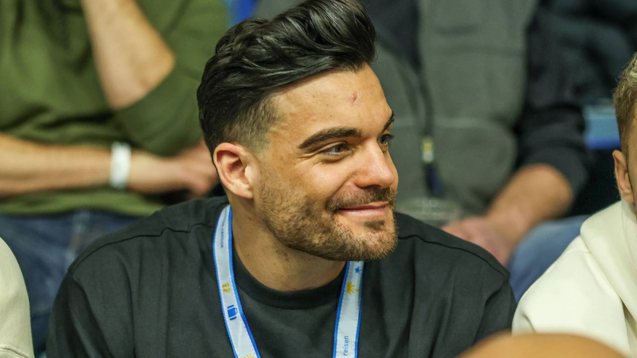 Influencer Stefano Zarrella schaut bei einem Hallenfußball-Turnier in der Gummersbacher Schwalbe Arena zu