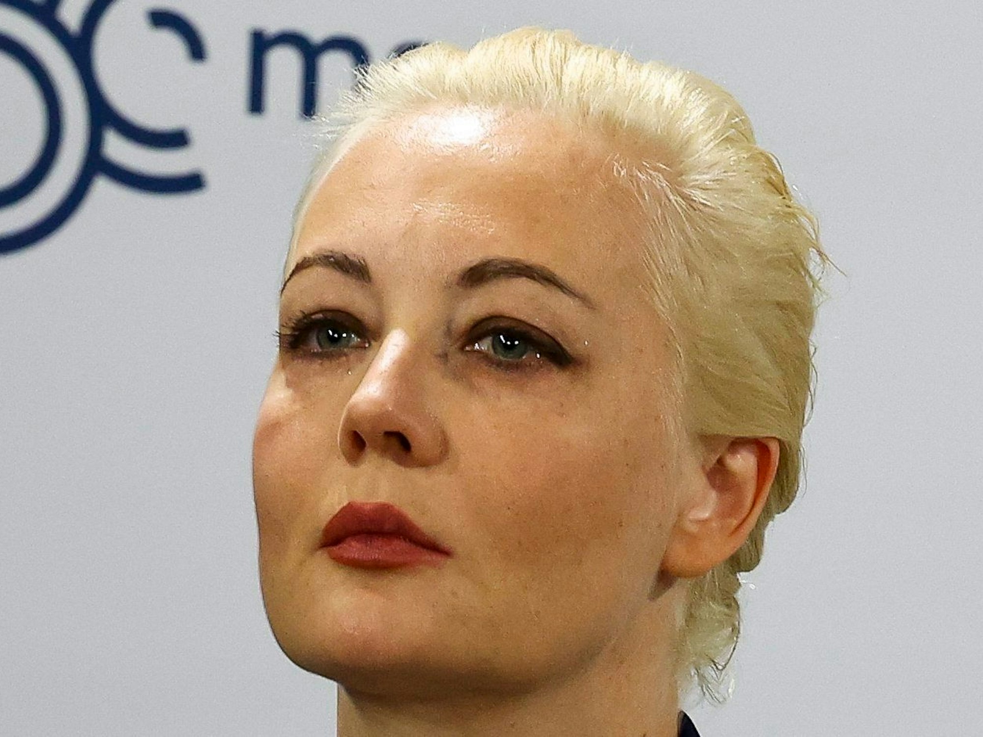 Julia Nawalnaja, Ehefrau von Alexej Nawalny, reagiert während ihrer Rede auf der Sicherheitskonferenz.